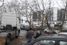 İstanbul'da öğle saatlerinde fırtınanın 100 kilometrenin üzerine çıkması bekleniyor. Uzmanlar bu durumu kasırgadan bir önceki dilim olarak tanımlıyor