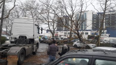 İstanbul'da öğle saatlerinde fırtınanın 100 kilometrenin üzerine çıkması bekleniyor. Uzmanlar bu durumu kasırgadan bir önceki dilim olarak tanımlıyor