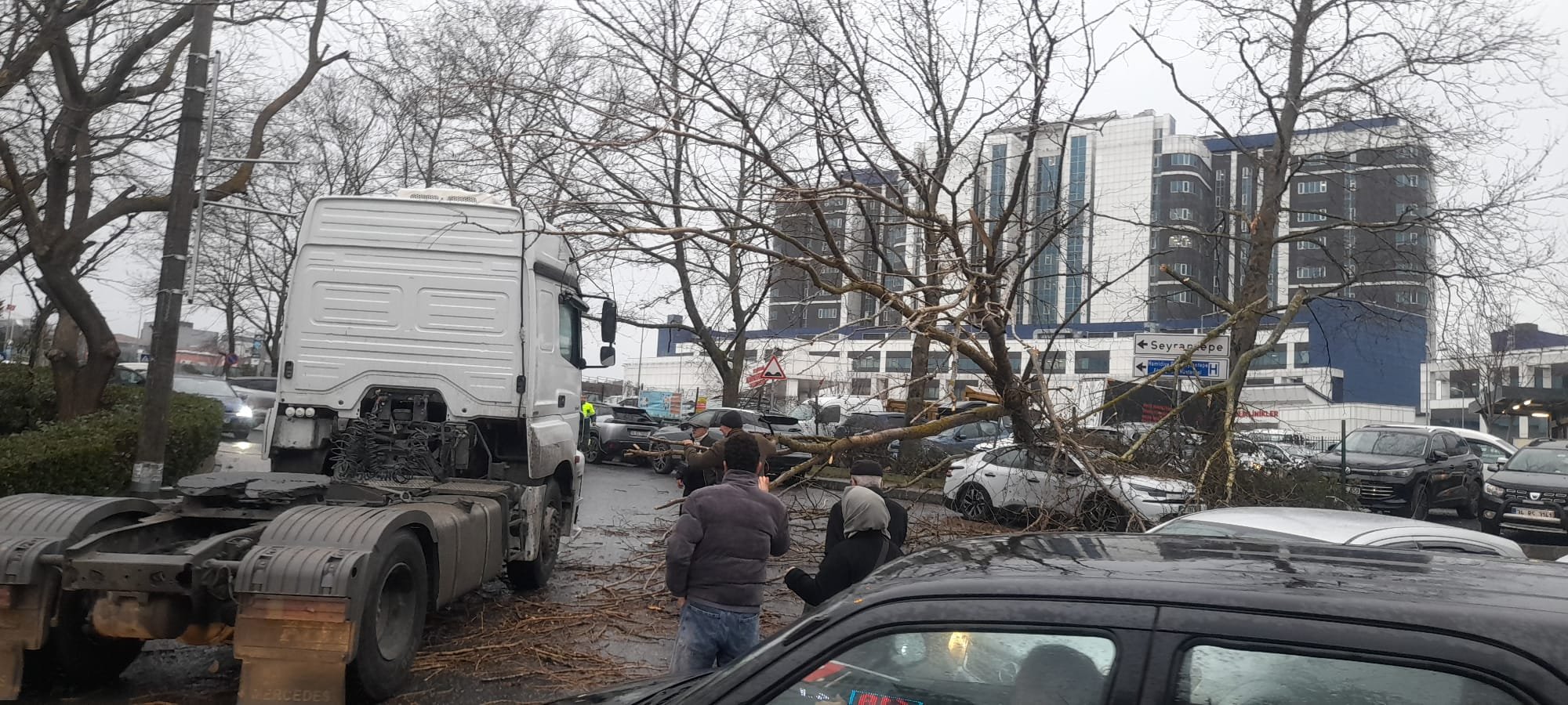 İstanbul'da öğle saatlerinde fırtınanın 100 kilometrenin üzerine çıkması bekleniyor. Uzmanlar bu durumu kasırgadan bir önceki dilim olarak tanımlıyor