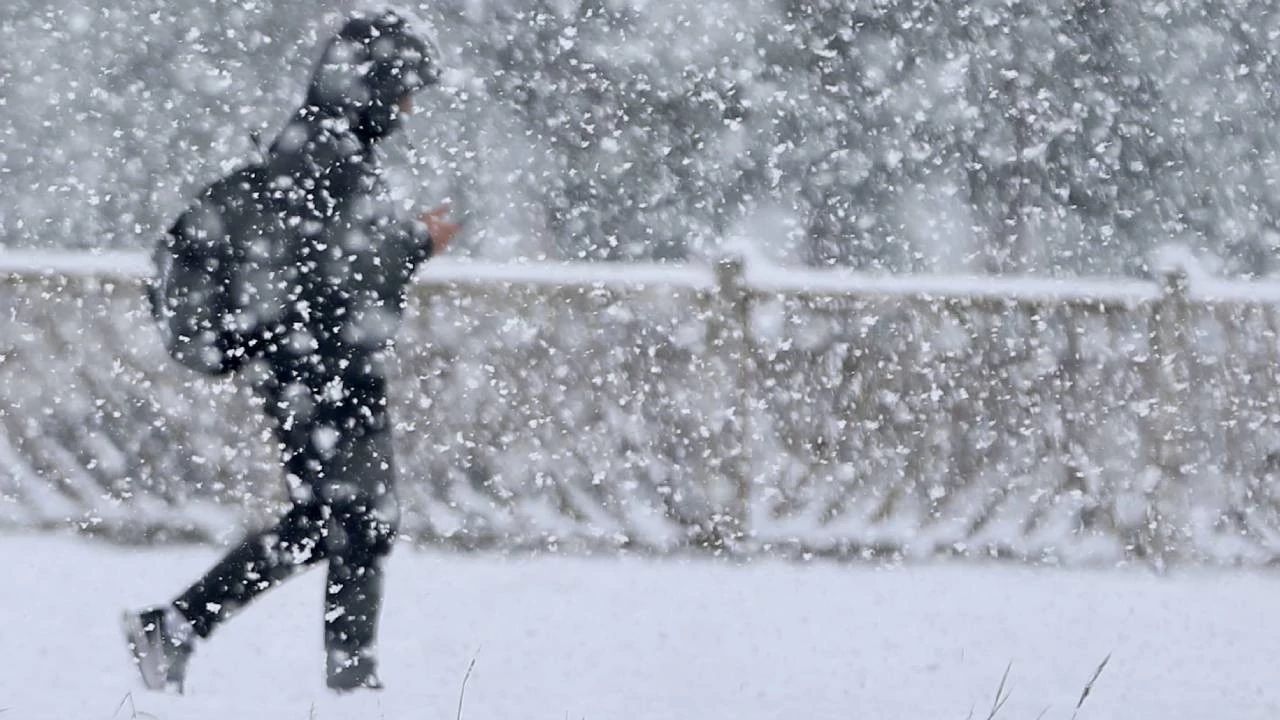 AKOM'un paylaştığı rapora göre İstanbul'da pazartesi günü kuvvetli kar yağışı bekleniyor. Cumartesi ise fırtına ve kuvvetli sağanak etkili olacak