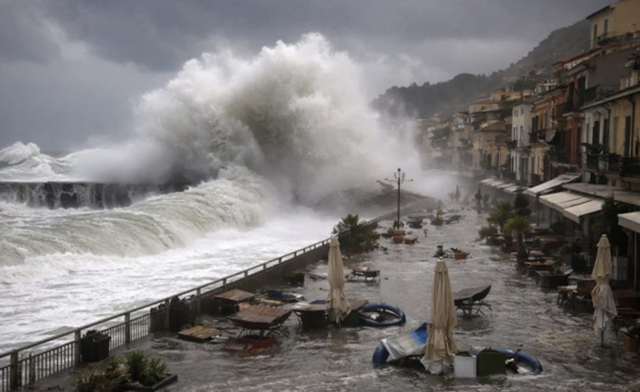 İtalya’yı vuran Harry kasırgası sonrası seferberlik 1 İtalya’da Harry kasırgasının ardından Sicilya, Calabria ve Sardinya’da ağır hasar tespit edilirken, hükümet olağanüstü hal ilanına hazırlanıyor.