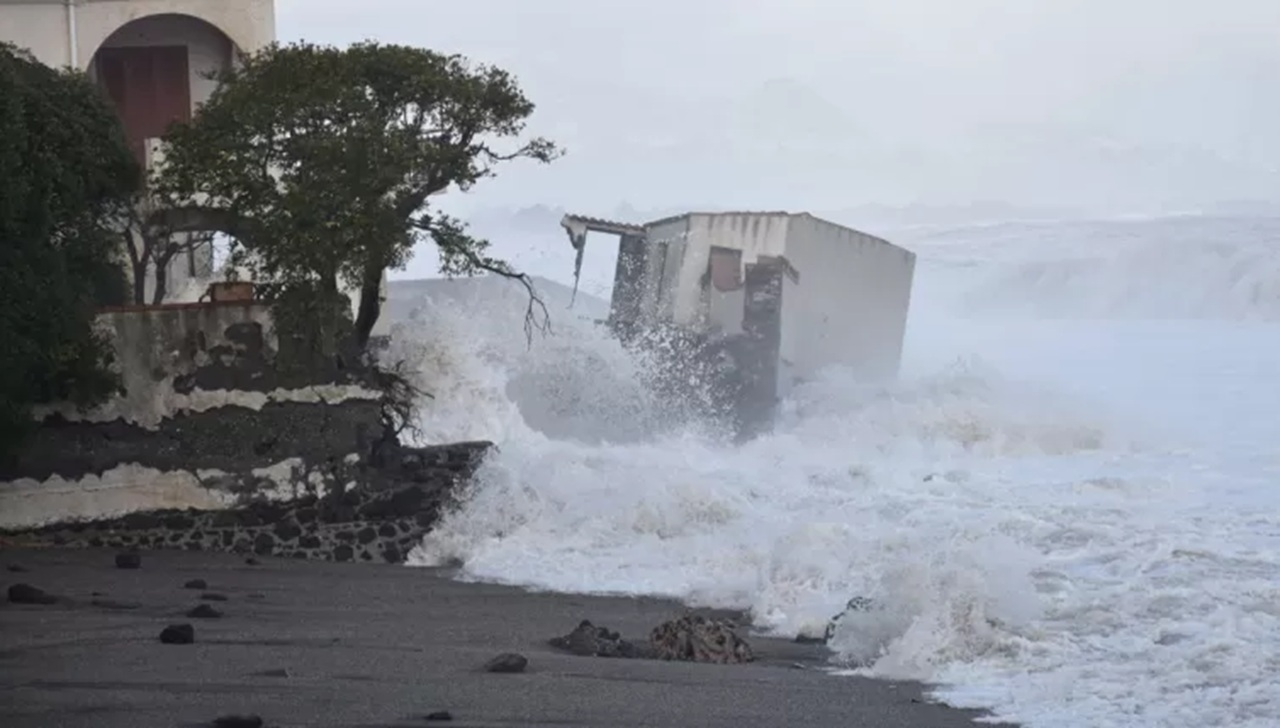 İtalya’yı vuran Harry kasırgası sonrası seferberlik 2 <iframe width="951" height="535" data-src="https://www.youtube.com/embed/4arNxp_HteE" title="Italy Under Storm !🌀 Cyclone Harry Smashes Sicily with 19-Foot Waves 🌊 Causing Massive Destruction" frameborder="0" allow="accelerometer; autoplay; clipboard-write; encrypted-media; gyroscope; picture-in-picture; web-share" referrerpolicy="strict-origin-when-cross-origin" allowfullscreen></iframe>
