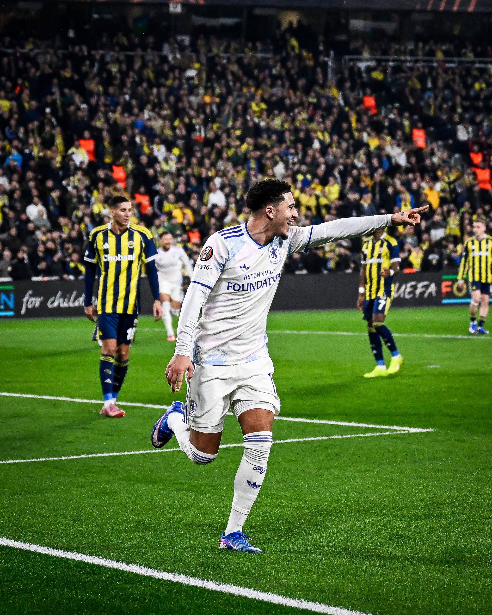 Fenerbahçe'ye Aston Villa'dan şok 1 Fenerbahçe, UEFA Avrupa Ligi'nde sahasında ağırladığı Aston Villa'ya 1-0 mağlup oldu