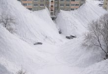 Rusya'nın Kamçatka bölgesinde apartmanların dördüncü katı yüksekliğine ulaşan kar yağışı oldu