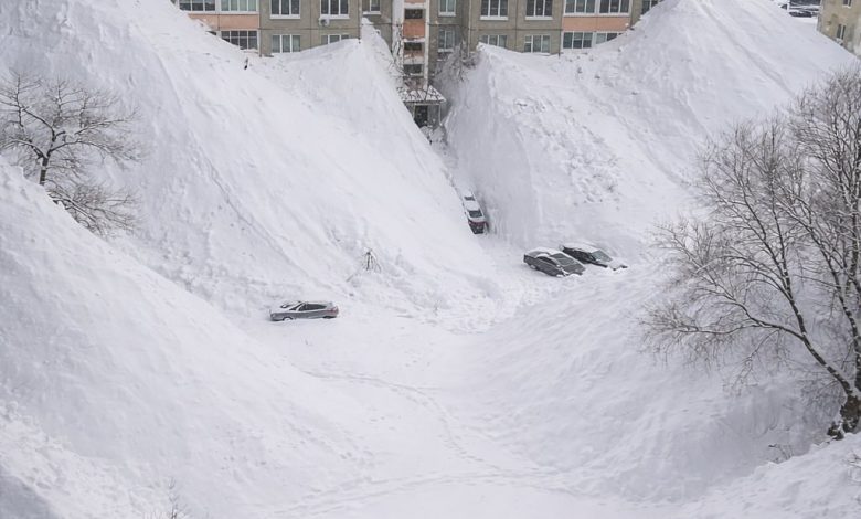 Rusya'nın Kamçatka bölgesinde apartmanların dördüncü katı yüksekliğine ulaşan kar yağışı oldu