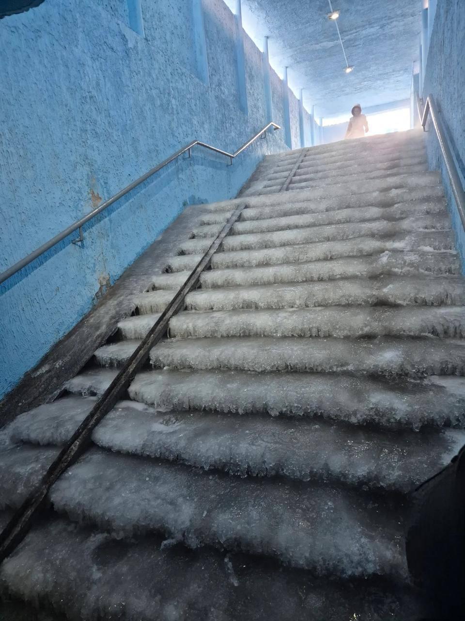 Kiev'i 600 bin kişi terk etti 1 Kiev Belediye Başkanı Vitaliy Kliçko, Rusya’nın enerji altyapısına yönelik yoğun saldırıları sonucu 2026 başında 600 bin kişinin başkenti terk ettiğini açıkladı