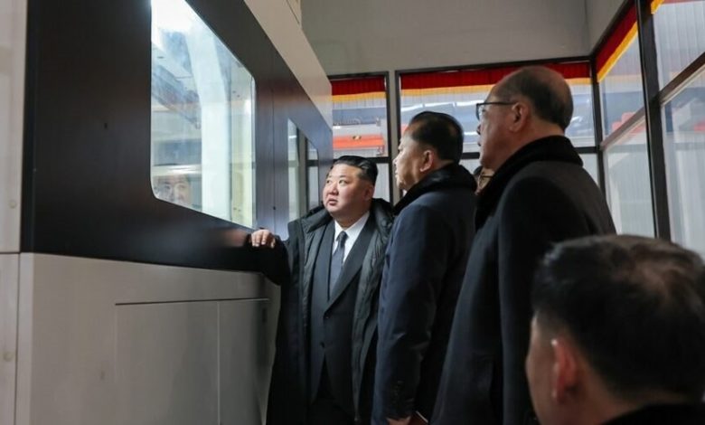 Kore lideri Kim Jong-Un, modernizasyon projesinde yaşanan aksaklıkların sorumlusu olarak üst düzey yöneticileri hedef aldı. Kim, eleştirilerinin ardından Başbakan Yardımcısı Yang Sung Ho’yu görevden aldı.