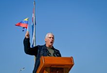 Küba Devlet Başkanı Miguel Díaz-Canel, Havana’da düzenlenen mitingde ABD’yi hedef alarak, Nicolas Maduro’ya yönelik adımları “uluslararası hukukun ihlali” olarak niteledi