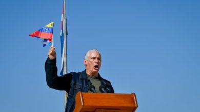 Küba Devlet Başkanı Miguel Díaz-Canel, Havana’da düzenlenen mitingde ABD’yi hedef alarak, Nicolas Maduro’ya yönelik adımları “uluslararası hukukun ihlali” olarak niteledi