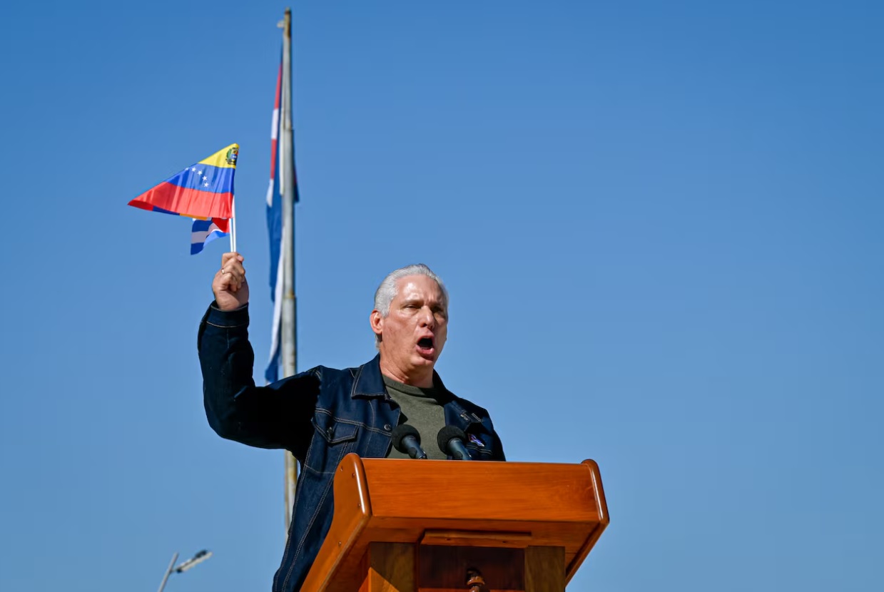 Küba lideri Díaz-Canel’den Maduro için “ayağa kalkın” mesajı 1 Küba Devlet Başkanı Miguel Díaz-Canel, Havana’da düzenlenen mitingde ABD’yi hedef alarak, Nicolas Maduro’ya yönelik adımları “uluslararası hukukun ihlali” olarak niteledi