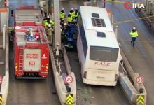 İstanbul Kuzey Marmara Otoyolu Kınalı gişelerinde yolcu otobüsünün çarptığı otomobil gişede sıkıştı. Kazada 2 kişi hayatını kaybederken, 1 kişi de yaralandı