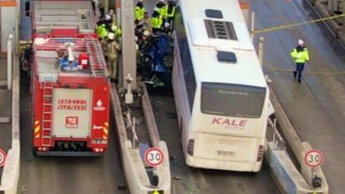 Otoyolda otobüs, otomobili gişede ezdi 1 İstanbul Kuzey Marmara Otoyolu Kınalı gişelerinde yolcu otobüsünün çarptığı otomobil gişede sıkıştı. Kazada 2 kişi hayatını kaybederken, 1 kişi de yaralandı