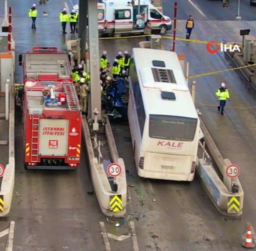 Otoyolda otobüs, otomobili gişede ezdi 1 İstanbul Kuzey Marmara Otoyolu Kınalı gişelerinde yolcu otobüsünün çarptığı otomobil gişede sıkıştı. Kazada 2 kişi hayatını kaybederken, 1 kişi de yaralandı