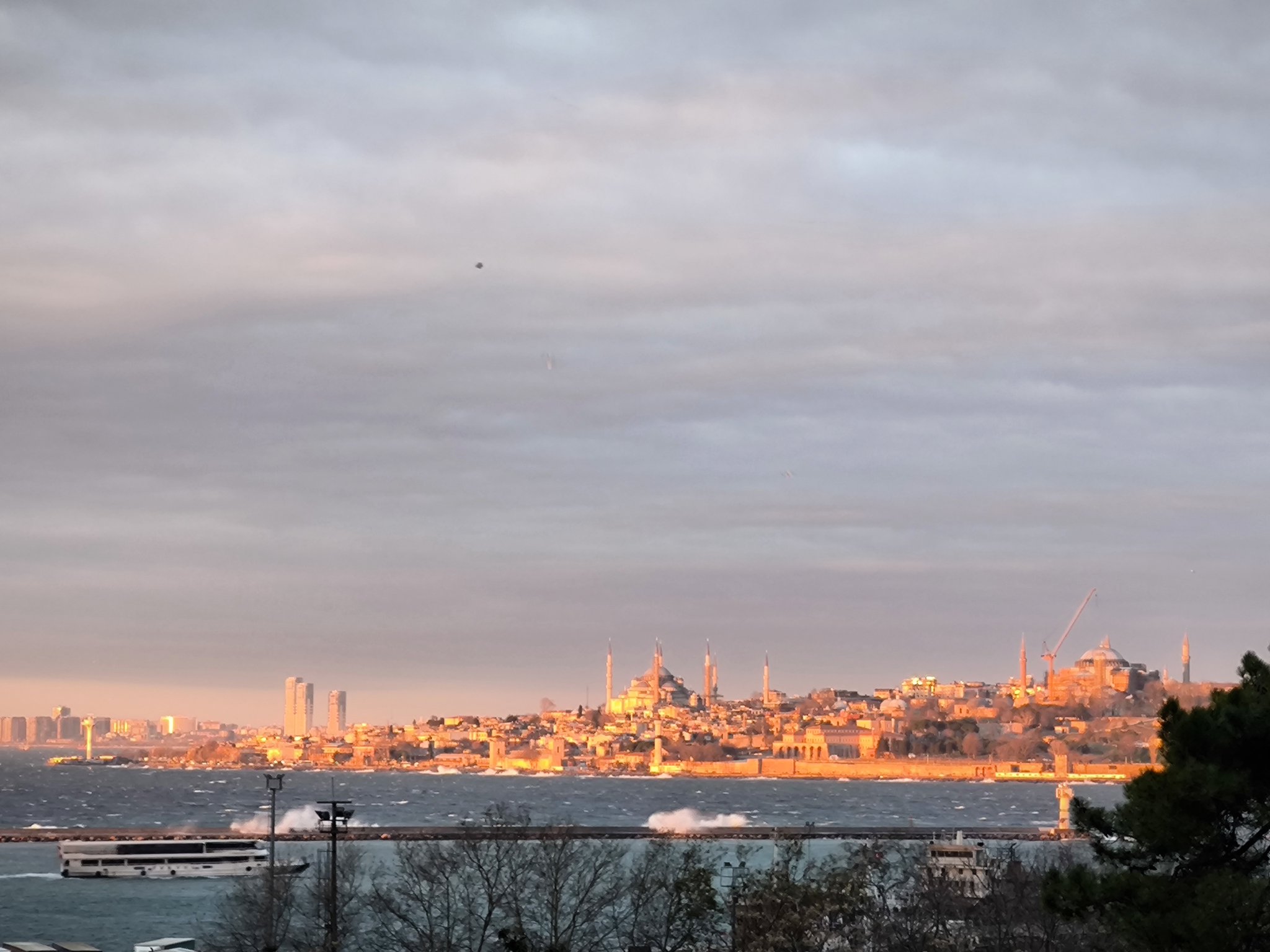 İstanbul başta olmak üzere Türkiye'nin büyük bölümünde etkili olan soğuk ve kar yağışlı hava, yerini ılık bir havaya bırakacak