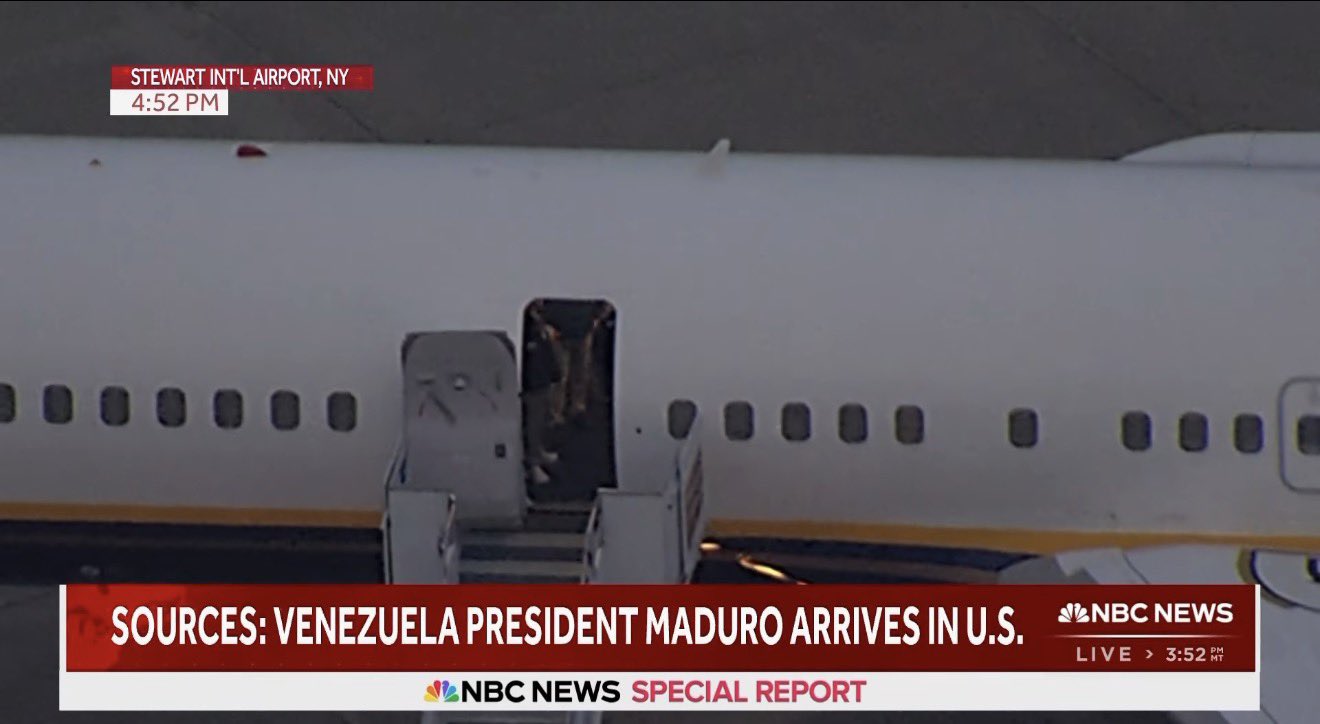 Yapılan operasyonla evinden eşiyle birlikte alınan Venezuela Devlet Başkanı Nicolas Maduro, New York'a götürüldü