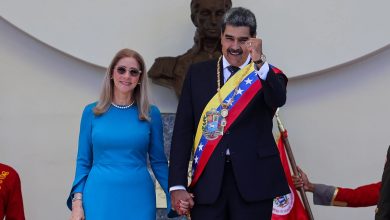 Devlet Başkanı Nicolas Maduro ve eşi Cilia Flores, ABD’nin operasyonuyla alıkonuldular. Tüm dünya bu olayın sebebini merak ediyor.