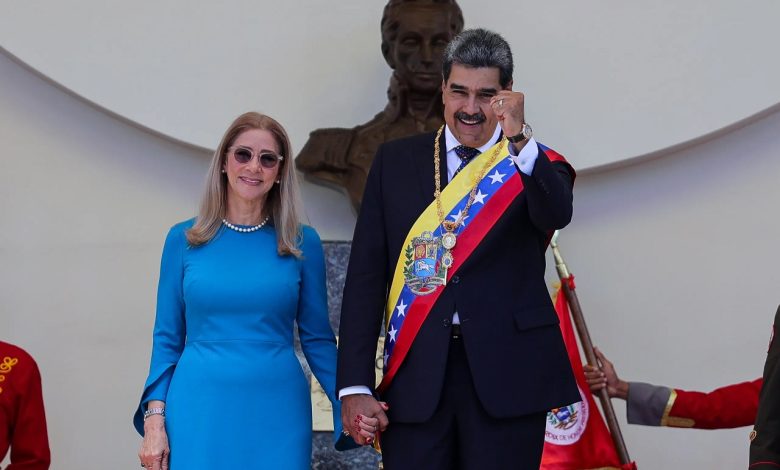 Devlet Başkanı Nicolas Maduro ve eşi Cilia Flores, ABD’nin operasyonuyla alıkonuldular. Tüm dünya bu olayın sebebini merak ediyor.