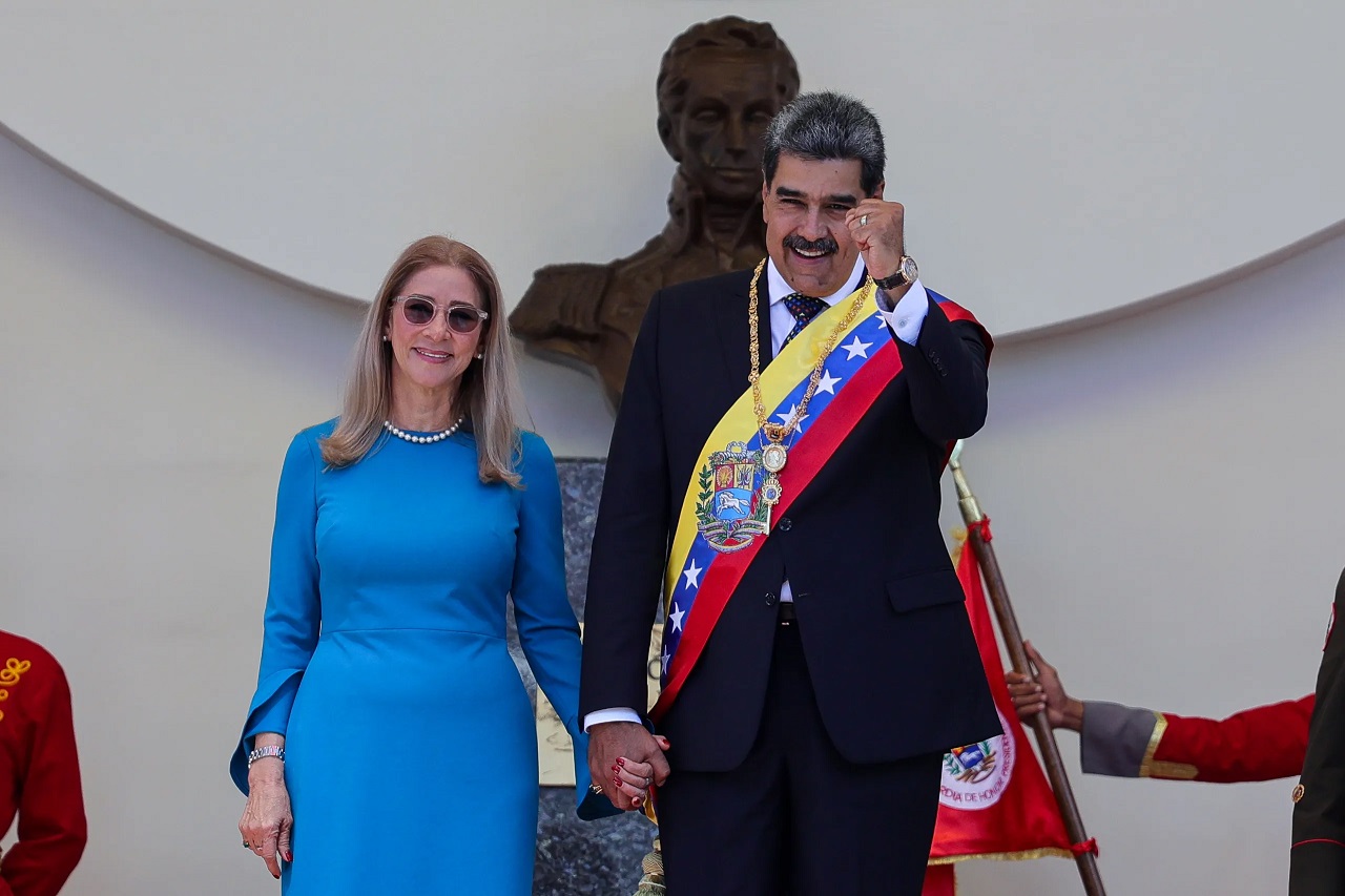 Maduro’nun suçu ne? ABD neden alıkoydu 1 Devlet Başkanı Nicolas Maduro ve eşi Cilia Flores, ABD’nin operasyonuyla alıkonuldular. Tüm dünya bu olayın sebebini merak ediyor.