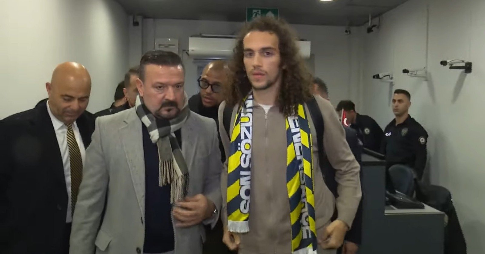 Fenerbahçe'nin yeni transferi Matteo Guendouzi'yi taşıyan uçak şiddetli fırtına nedeniyle İstanbul'a zorlukla iniş yapabildi