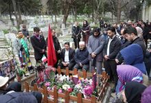 Kadıköy’de bıçaklanarak hayatını kaybeden 15 yaşındaki Mattia Ahmet Minguzzi, ölümünün üzerinden geçen bir yılın ardından mezarı başında anıldı.