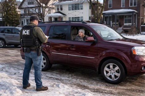 ABD'de Minneapolis kentinde bir kadının vurulmasının ardından Göçmenlik ve Gümrük Muhafaza memurları ile Ulusal Muhafızlar arasında çatışma ihtimali doğdu