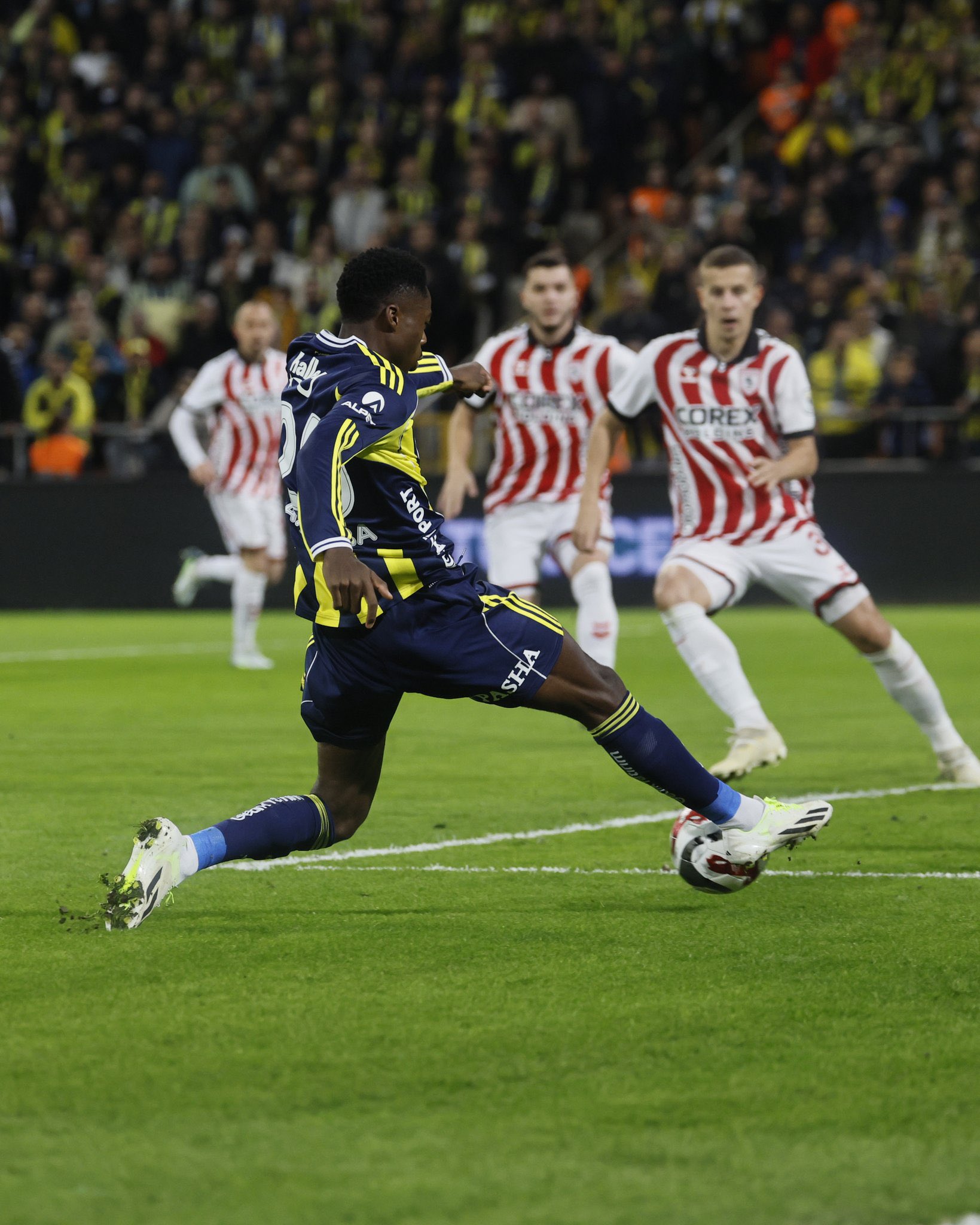 Turkcell Süper Kupa’da Fenerbahçe yarı finalde Samsunspor’u 2-0’la geçerken yeni transfer Anthony Musaba iki asistle maça imzasını attı