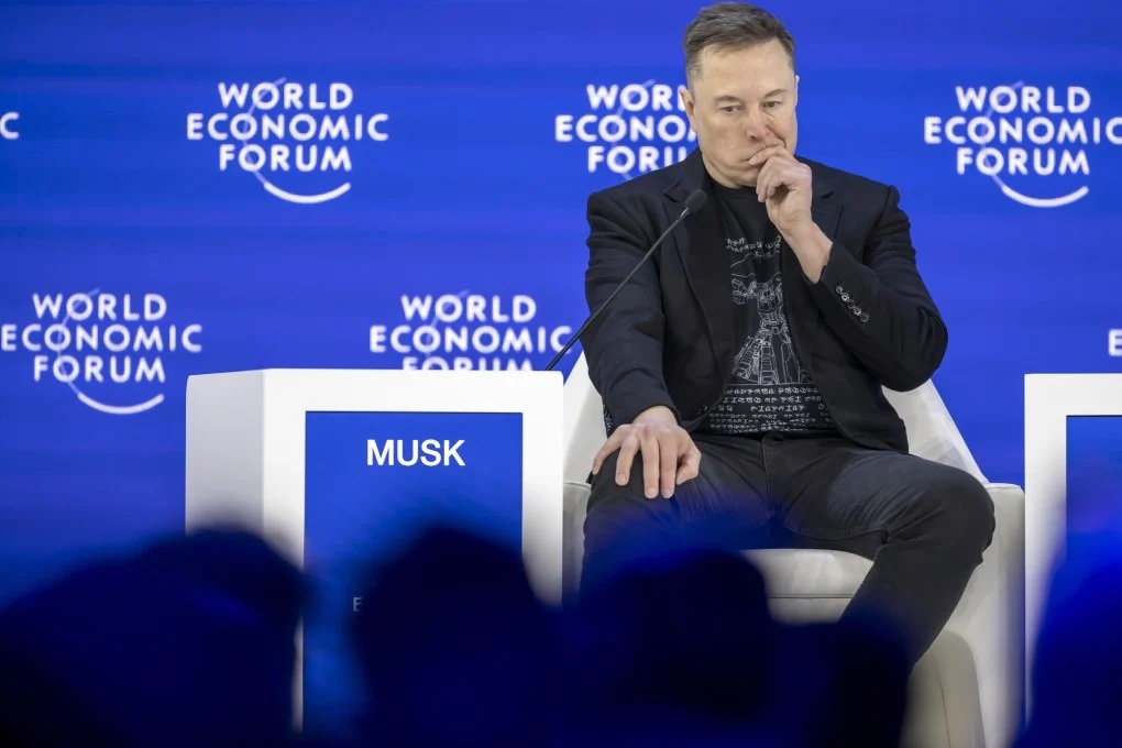 Elon Musk, Davos’taki konuşmasında Donald Trump’ın yeni kurduğu “Board of Peace”i kelime oyunu üzerinden tiye aldı.