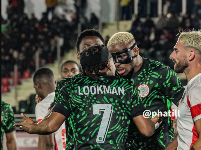 Victor Osimhen’e 2 gol attığı Tanzanya maçında takım arkadaşı Ademola Lookman ile tartıştığı için ülkesinde gündem oldu