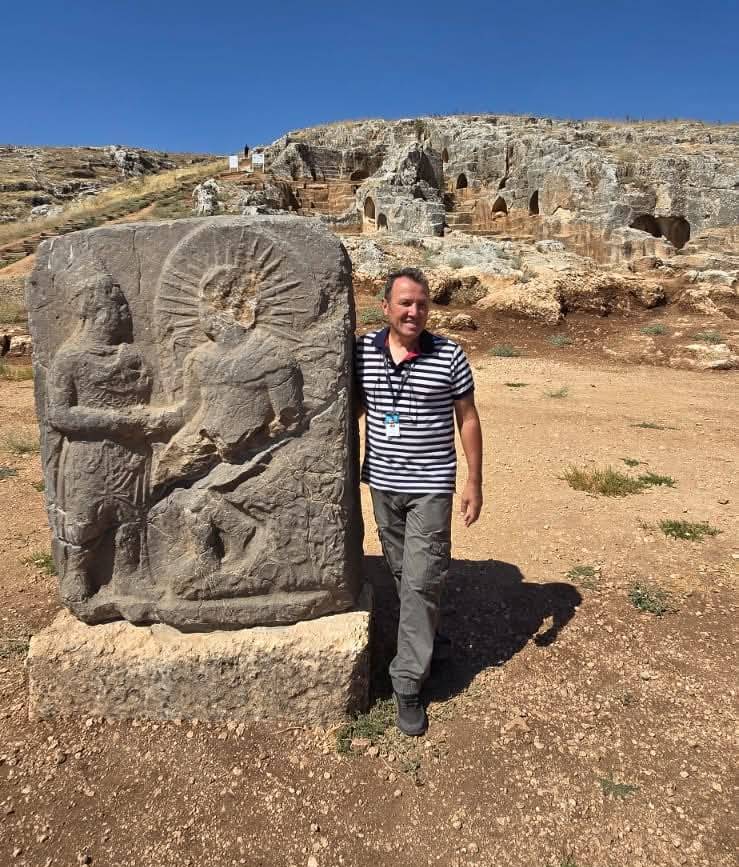 Adıyaman Gerger'de bulunan Kutsal Kımıl Dağı'ndan 2023'te Perre Antik Kenti’ne getirilen Mithra ile Kral Antiochos'un tokalaşma sahnesi.