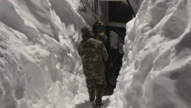 Rekor yağış alan Rusya'nın Kamçatka bölgesinde kar kalınlığı 4 metreye ulaştı. Moskova da kara boğuldu