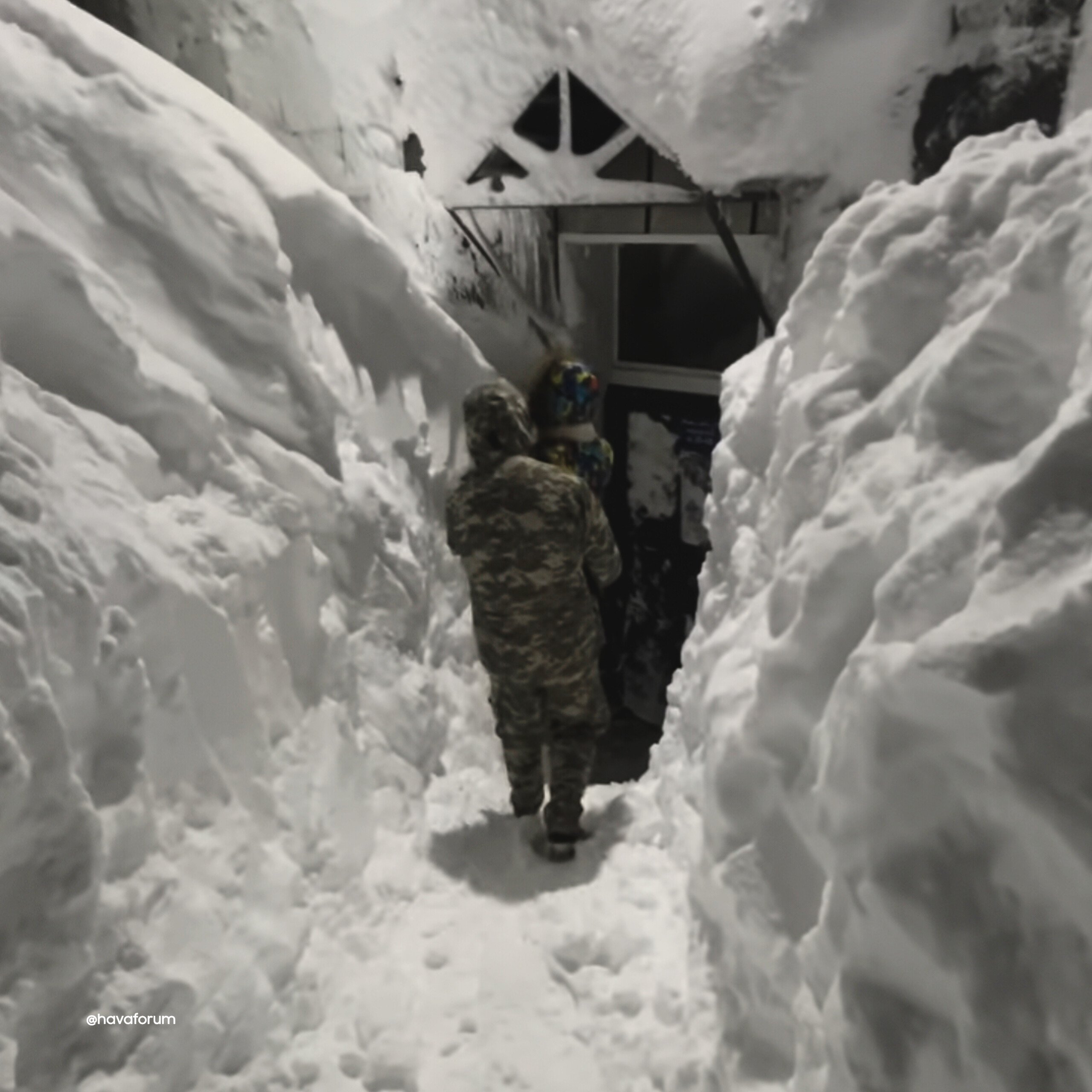 Rekor yağış alan Rusya'nın Kamçatka bölgesinde kar kalınlığı 4 metreye ulaştı. Moskova da kara boğuldu