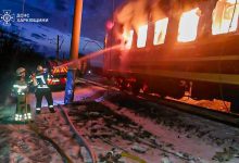 Rusya'nın Ukrayna'da yolcu trenini vurması sonucu en az dört kişi hayatını kaybederken dört kişi de kayboldu