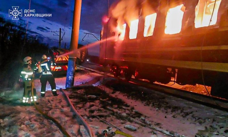 Rusya'nın Ukrayna'da yolcu trenini vurması sonucu en az dört kişi hayatını kaybederken dört kişi de kayboldu
