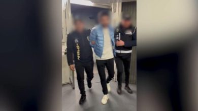 İçişleri Bakanı Ali Yerlikaya, Ayhan Bora Kaplan organize suç örgütü yöneticisi Serdar Sertçelik’in Macaristan’dan Türkiye’ye getirildiğini açıkladı.