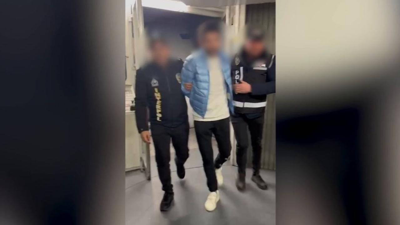 İçişleri Bakanı Ali Yerlikaya, Ayhan Bora Kaplan organize suç örgütü yöneticisi Serdar Sertçelik’in Macaristan’dan Türkiye’ye getirildiğini açıkladı.