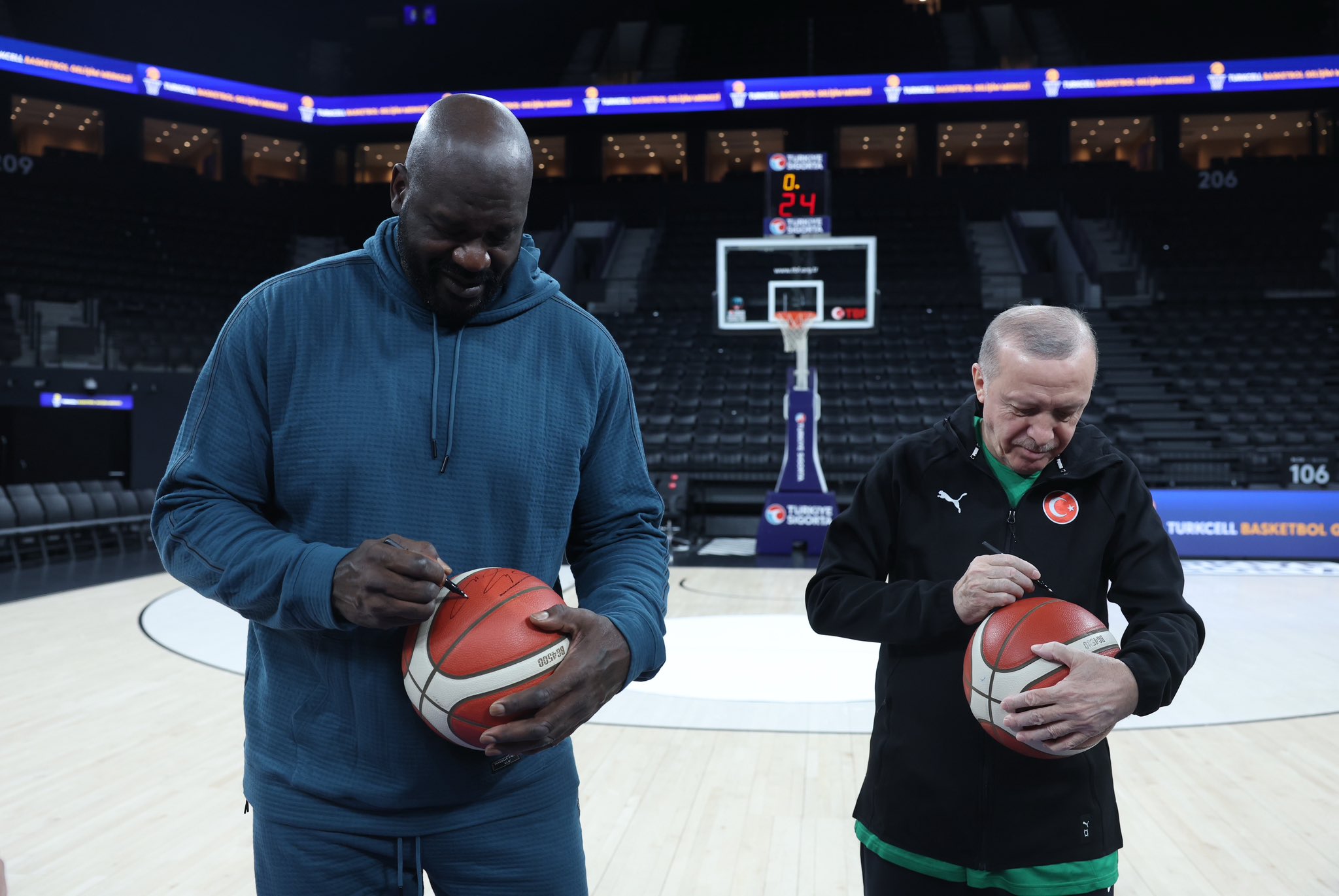Anadolu Efes'i satın alacağı iddia edilen NBA efsanesi Shaquille O'Neal, Cumhurbaşkanı Recep Tayyip Erdoğan ile basketbol oynadı