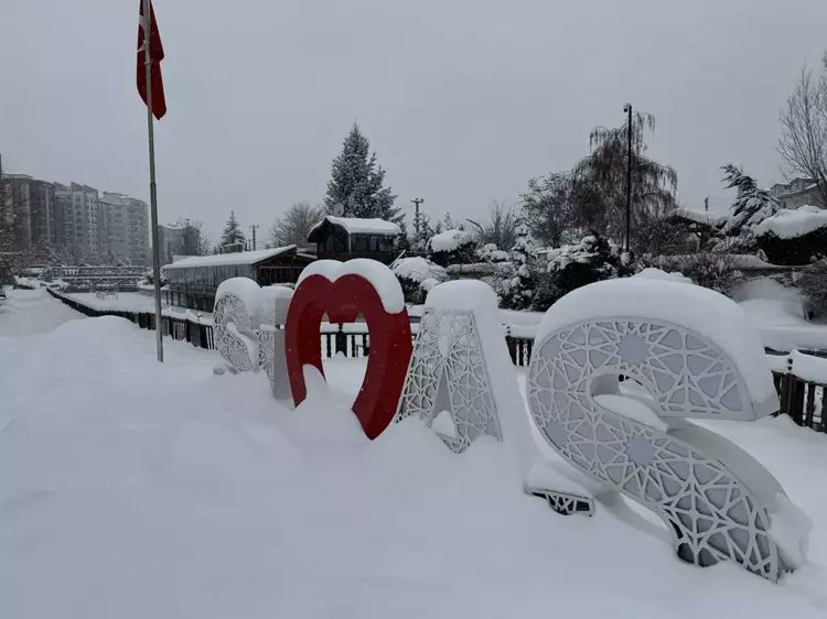 Sivas, ABD'yi aratmıyor 1 2012'den bu yana en yoğun kar yağışını alan Sivas'tan, ABD'ye benzeyen görüntüler geliyor
