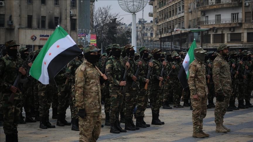 Suriye ordusu ile PKK/YPG’nin kontrolündeki SDG arasında yeniden başlayan çatışmalar nedeniyle on binlerce sivil bölgeden ayrıldı.