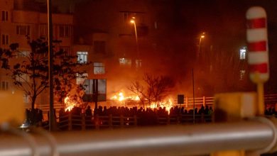 İran’ın başkenti Tahran’da hükümet karşıtı gösteriler, sert güvenlik önlemleri ve internet kesintisine rağmen sürüyor.