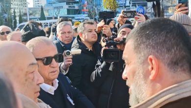 Galatasaray'ın eski teknik direktörü Fatih Terim, Gökmen Özdenak'ın cenaze törenine katıldı. Törende Arda Turan da yer aldı