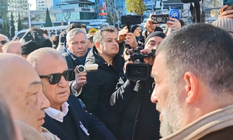 Fatih Terim'den eski dosta vefa 2 Galatasaray'ın eski teknik direktörü Fatih Terim, Gökmen Özdenak'ın cenaze törenine katıldı. Törende Arda Turan da yer aldı