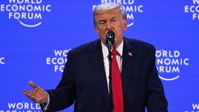 Trump’ın Davos çıkışı: Tek istediğim Grönland 11 Dünya Ekonomik Forumu’nda konuşan ABD Başkanı Donald Trump, Grönland hedefi için “tek istediğim bir parça buz” ifadesini kullandı.