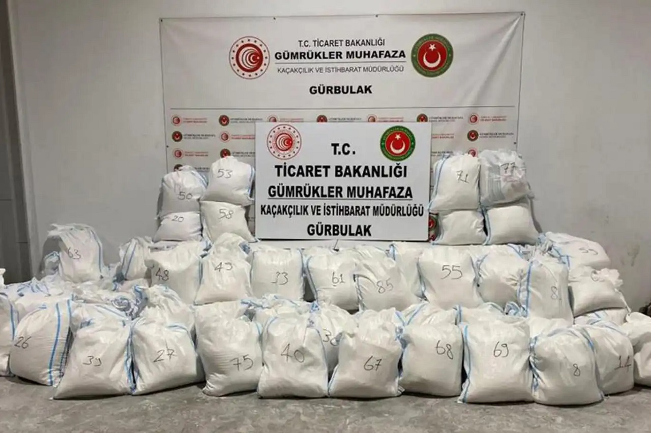Ticaret Bakanlığı, Gümrükler Muhafaza ekiplerince yürütülen operasyonlarda Türkiye’nin iki kritik noktasında yüklü miktarda uyuşturucu maddeye el konulduğunu duyurdu.