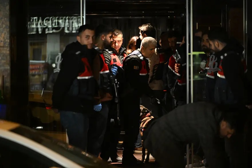 İstanbul merkezli yürütülen ‘Uyuşturucu’ ve ‘Fuhuş’ soruşturmasında gözaltına alınan 7 şüpheli adliyeye çıkarıldı.