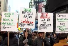 Venezuela’ya adeta işgal gibi harekâtın ardından sokaklara dökülen çok sayıda ABD’li, Donald Trump yönetimini protesto etti