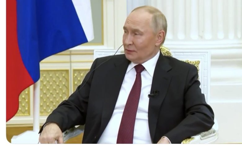 Rusya Devlet Başkanı Vladimir Putin, Kremlin Sarayı'nda "Alexander" Salonu'nda ihtişamlı bir merasimde 34 ülkenin büyükelçilerinin güven mektuplarını kabul etti