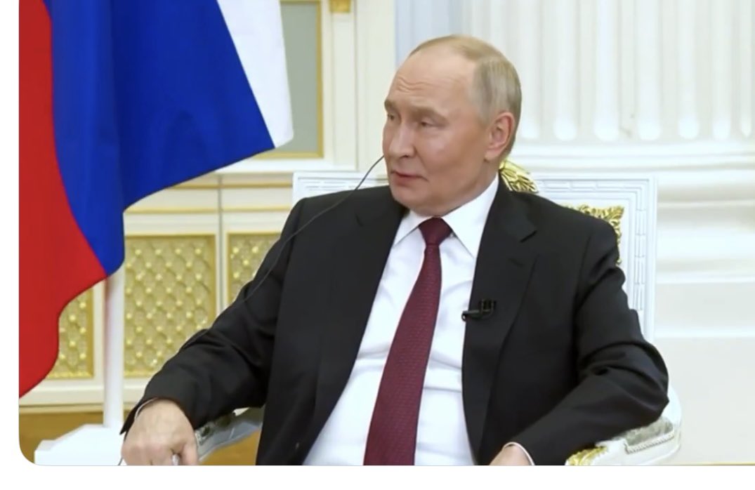 Rusya Devlet Başkanı Vladimir Putin, Kremlin Sarayı'nda "Alexander" Salonu'nda ihtişamlı bir merasimde 34 ülkenin büyükelçilerinin güven mektuplarını kabul etti