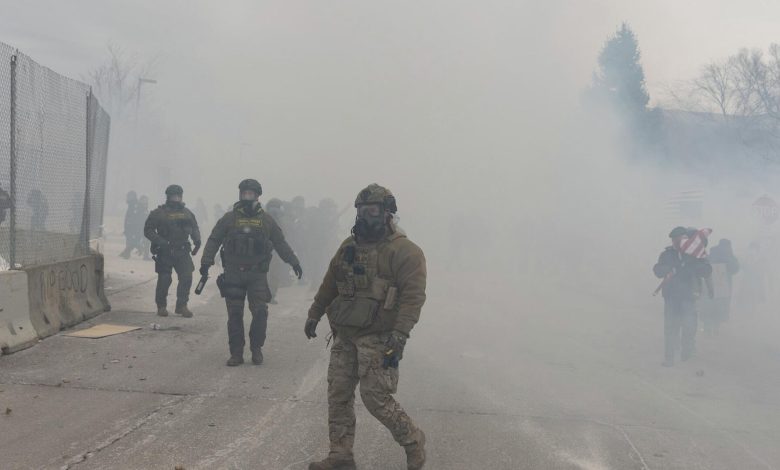 Walz’dan Trump’a “ICE’ı çek” çağrısı: Kanıtları yok ettiler 7 Minnesota Valisi Walz, Alex Jeffrey Pretti’nin Minneapolis’te ICE ekipleri tarafından vurularak öldürülmesi sonrası Trump yönetimini hedef aldı.