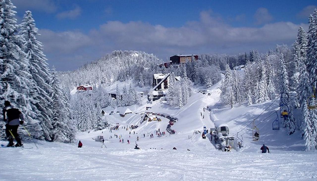 Unutulmaz Jahorina kayak turunun tek adresi WTS 1 Masalsı bir kış tatiline kim ‘hayır’ diyebilir. Jahorina kayak turu ile aileniz ve sevdiklerinizde unutulmaz bir tatil yaşamanız mümkün. Hem de WTS’nin kaçırılmayacak fırsatlarıyla..
