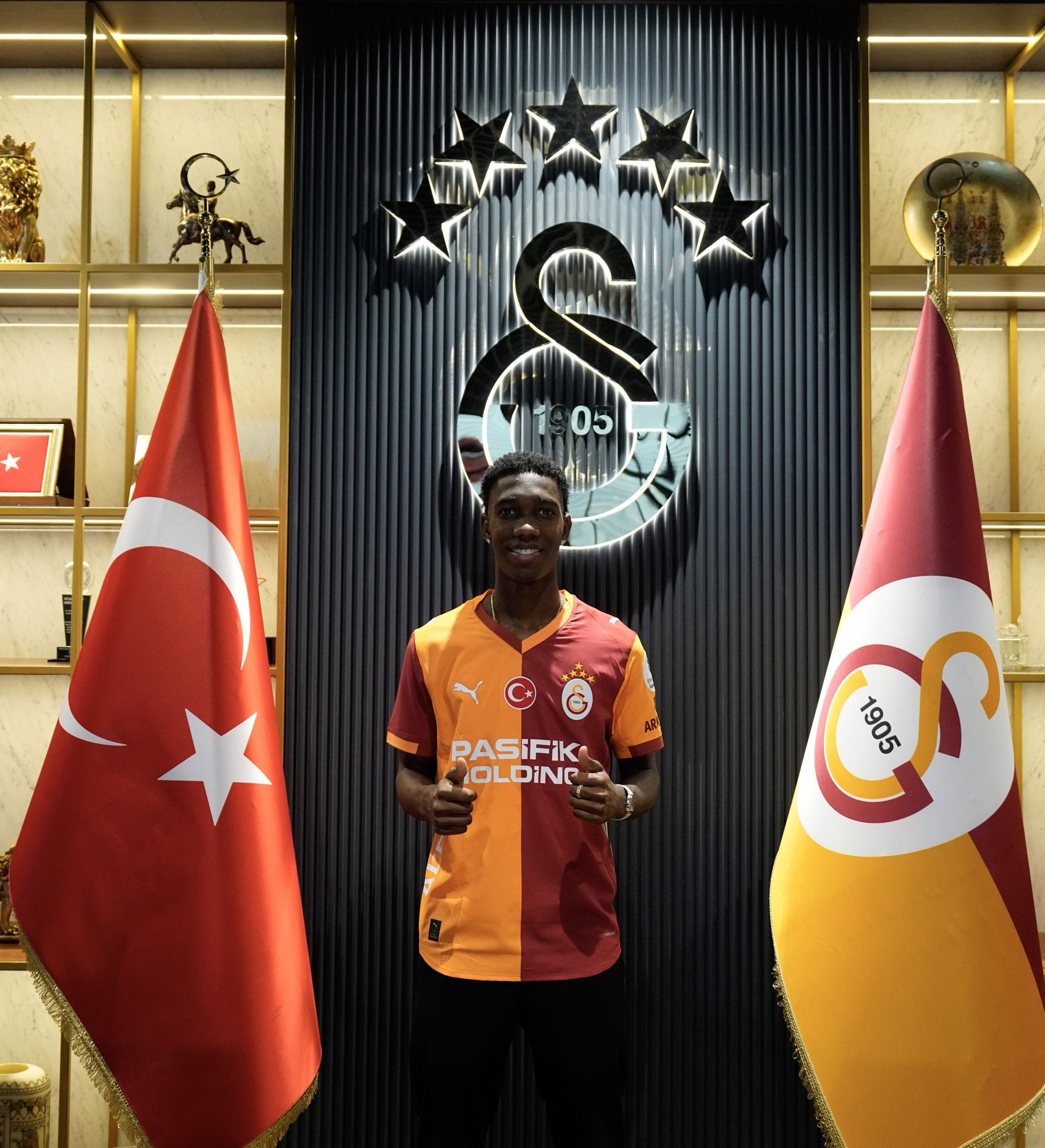 Galatasaray, Kolombiyalı kanat oyuncusu Yaser Asprilla'yı satın alma opsiyonuyla kiraladığını açıkladı